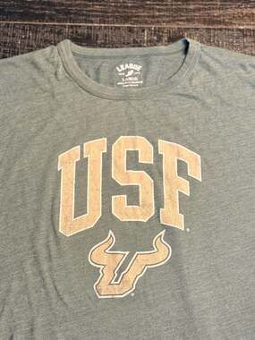 League University of South Florida USF Bulls T-Shirt Size Large